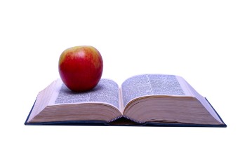 äpple på en uppslagen bok