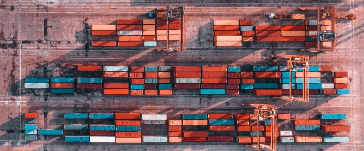 Flygbild över containrar i olika färger.