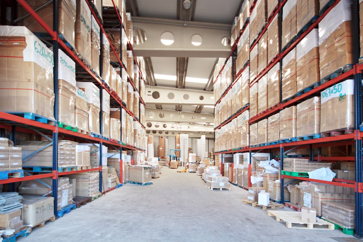 Hyllor i en lagerlokal