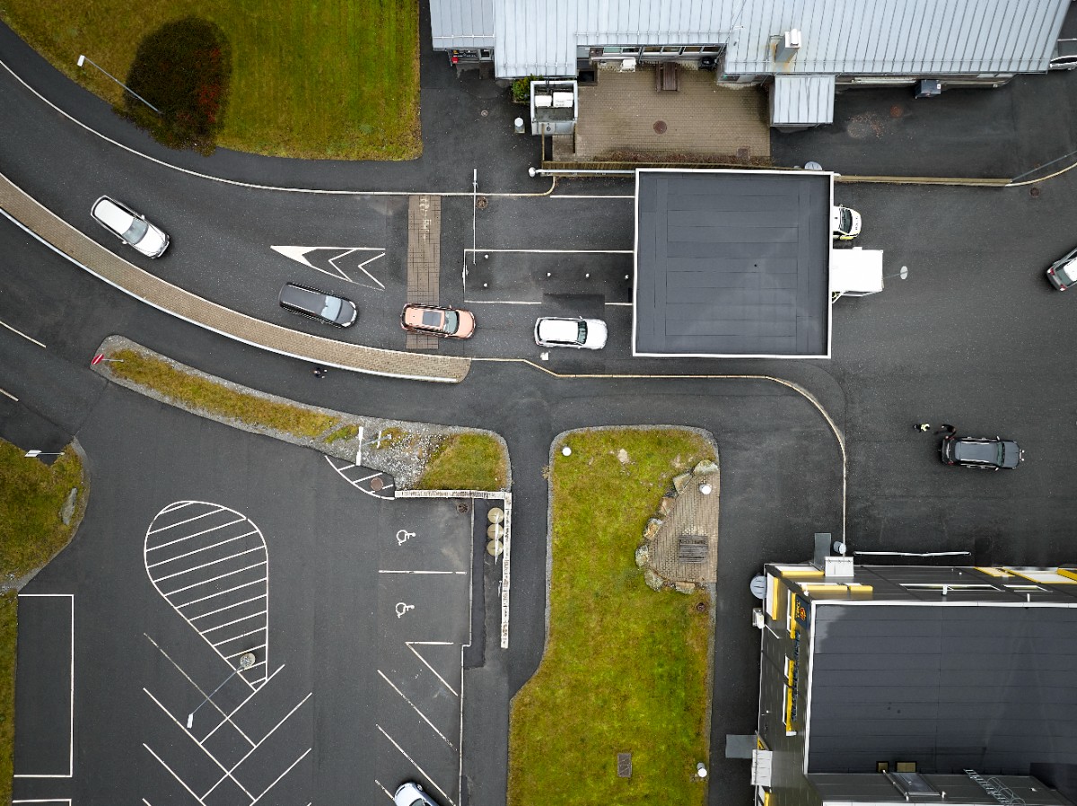 Flygbild på bilar som passerar en gränspassage.