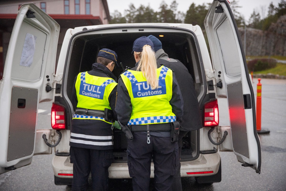 Tulltjänstemän som kontrollerar en skåpbil.