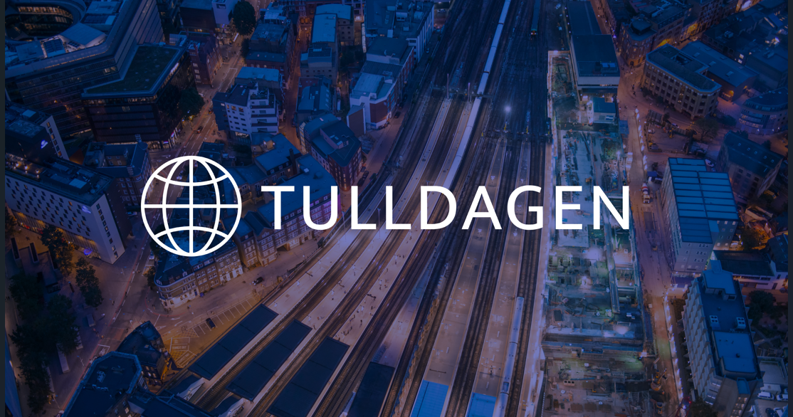 Flygfoto över stad på kvällen.