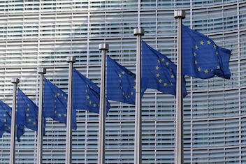 EU flaggor som vajar i vinden.