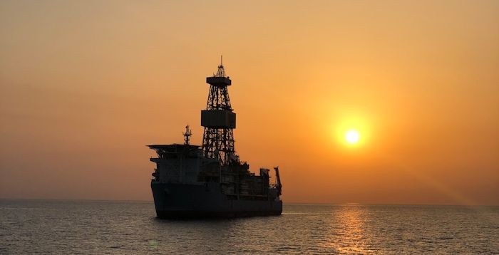 Oljefartyg i solnedgång