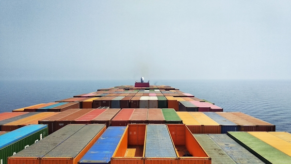 Containrar i en hamn.