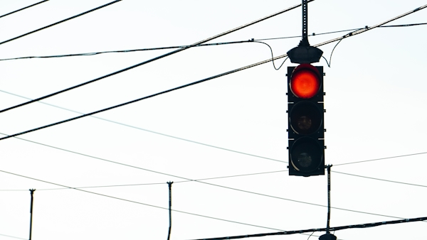 trafiksignal som lyser rött
