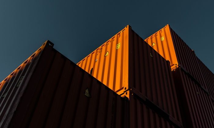 Närbild på orange containers.